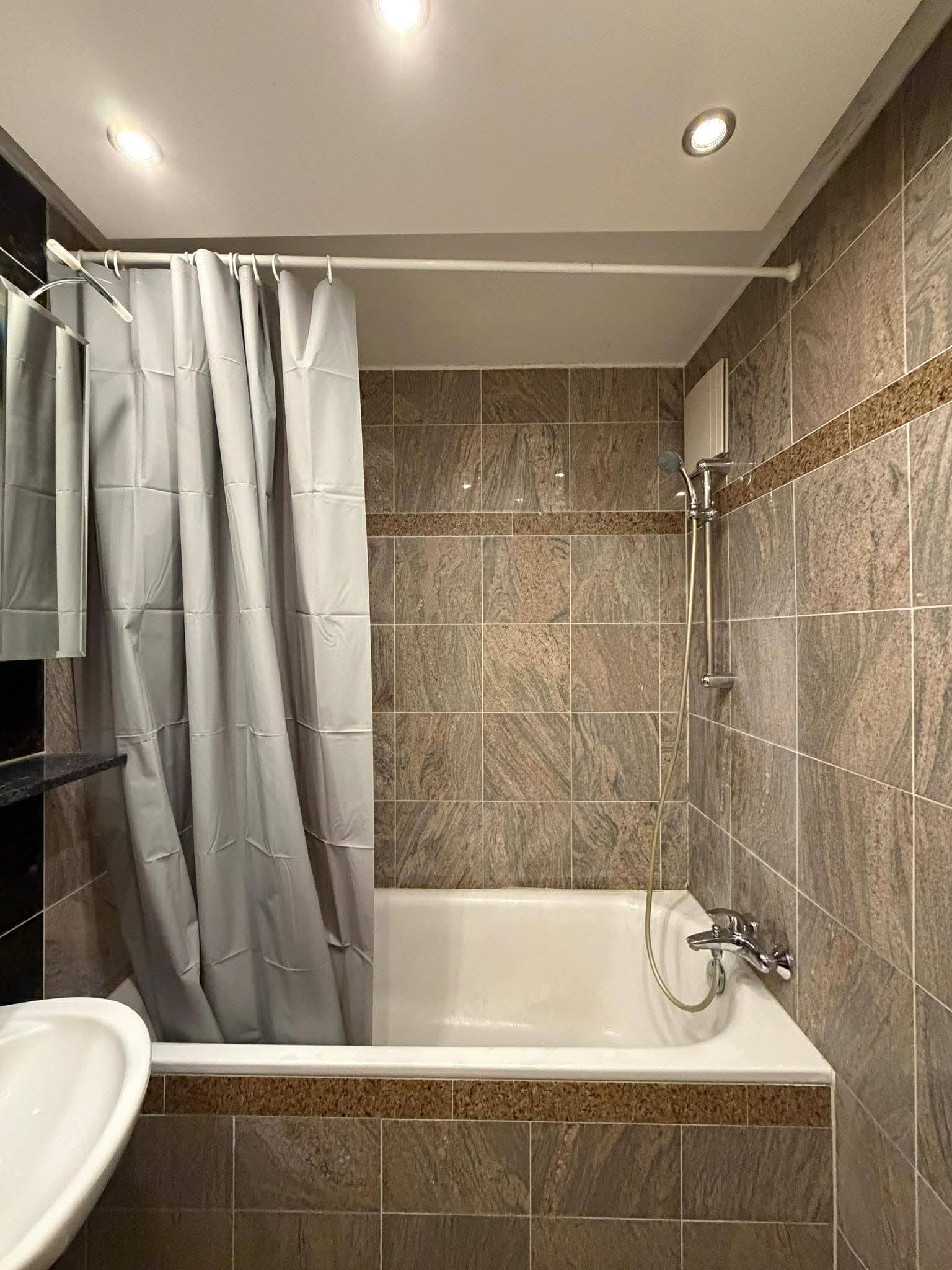 Girls WG Room in Bogenhausen - 830€ Warm - Cleaning Included photo 3