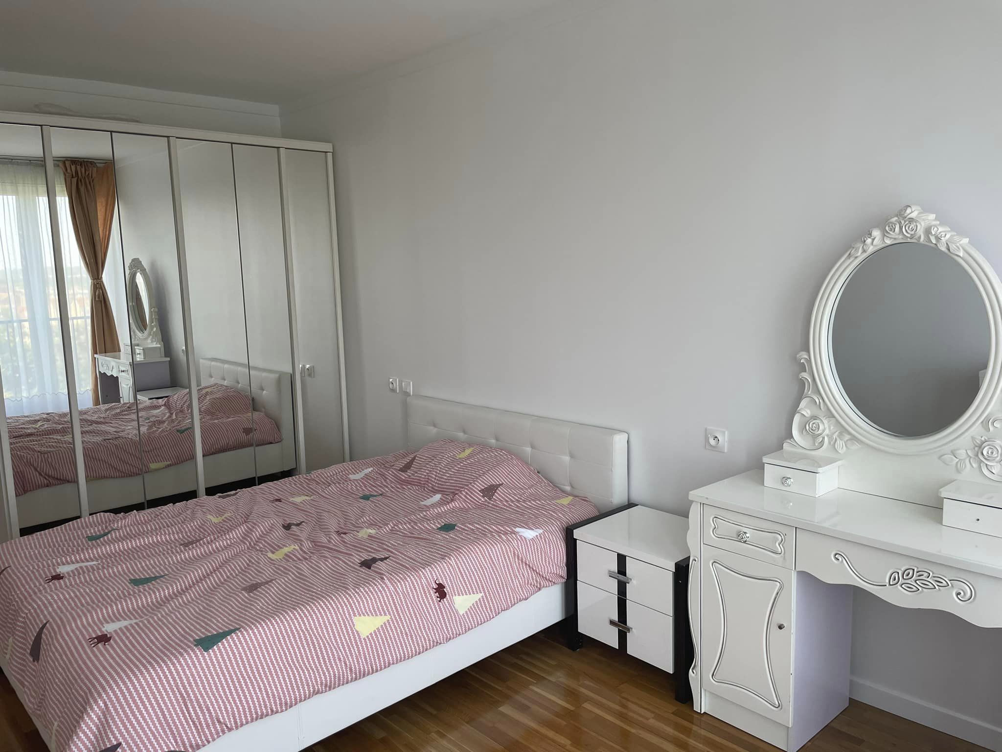 Furnished 2 Bedroom Apartment on Schellingstraße photo 2