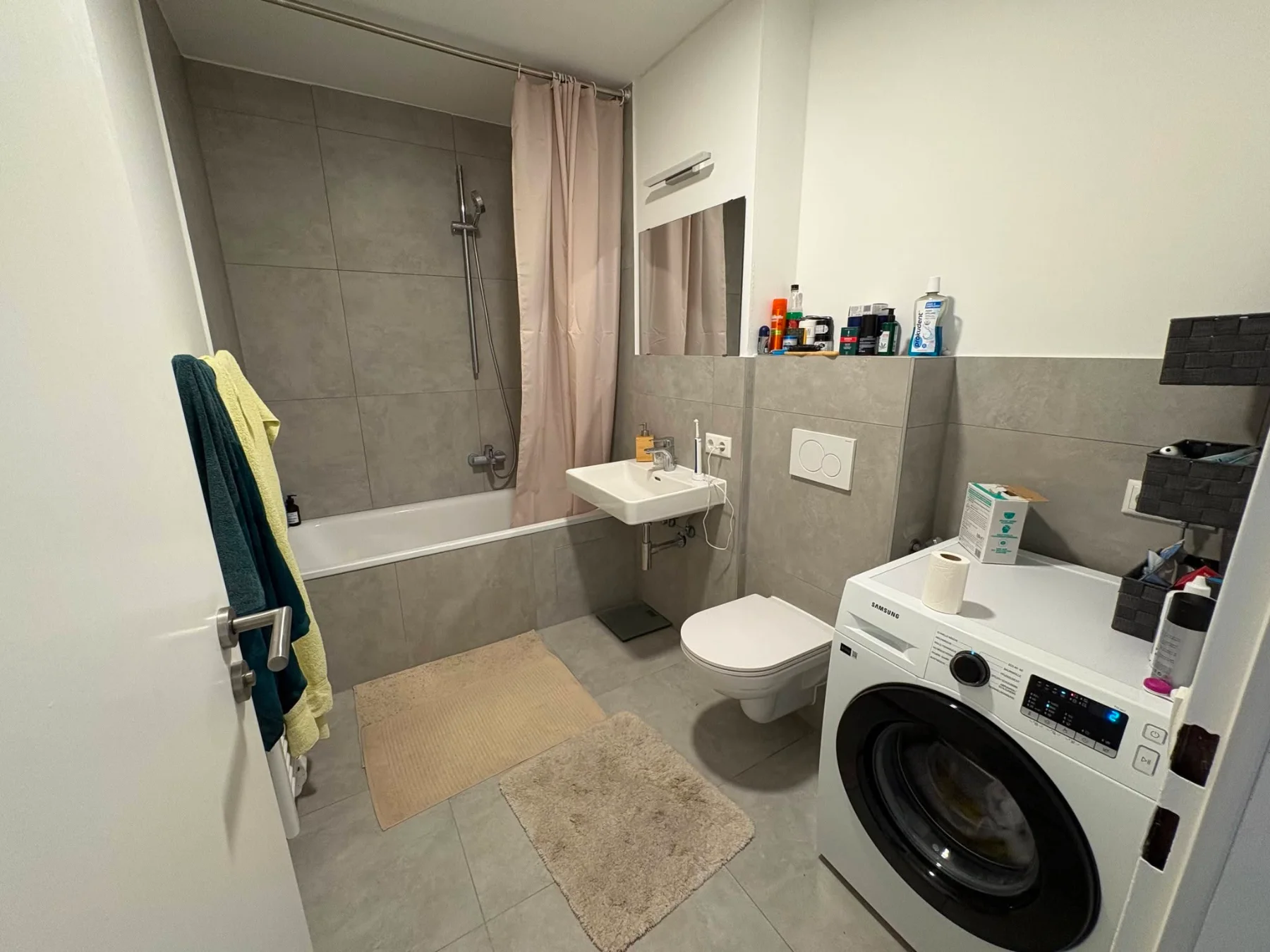 Immediate Move-In Room in Renovated Neuperlach WG photo 3