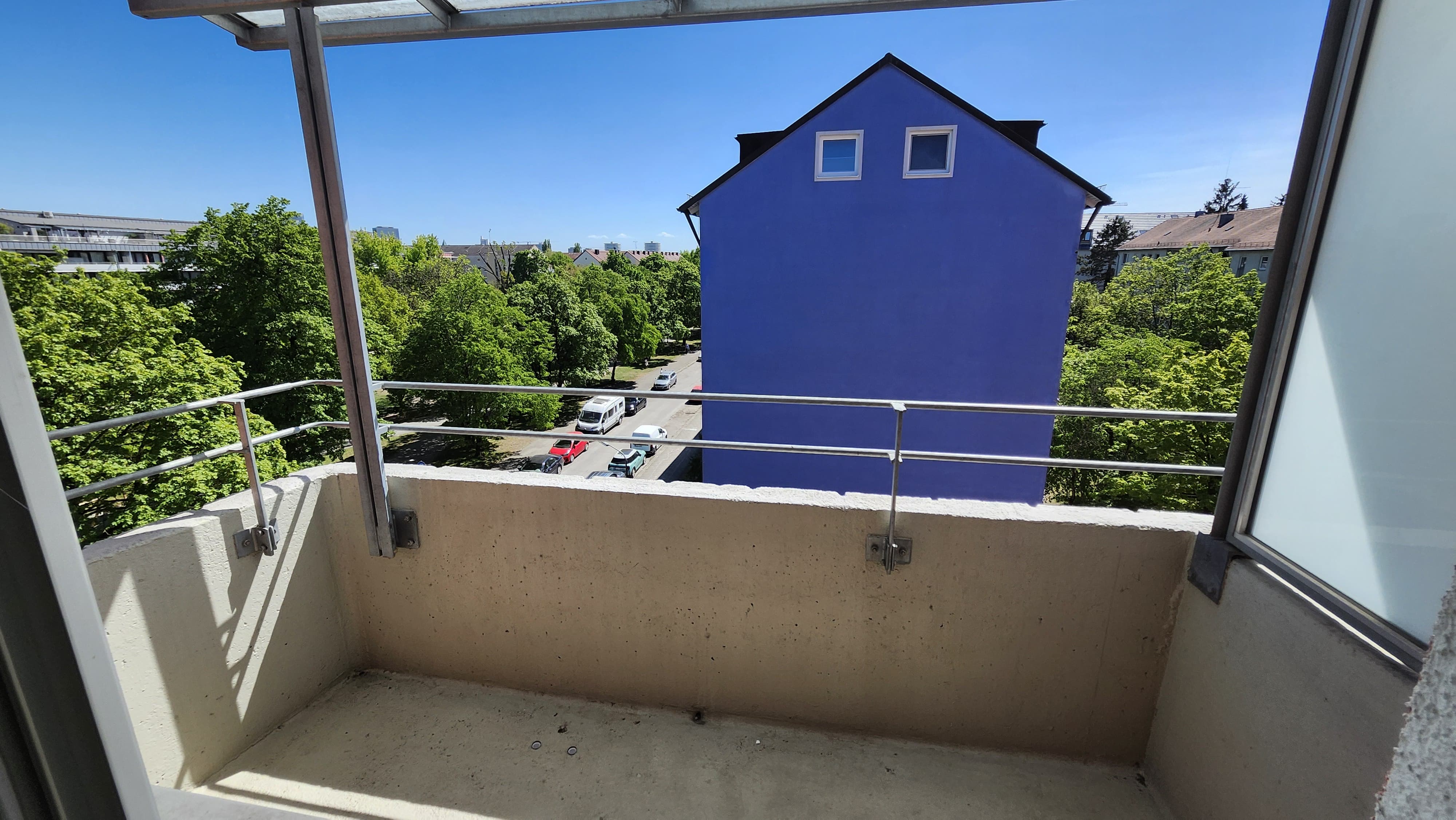 Spacious 24 m² Room near U2 Frankfurter Ring photo 3