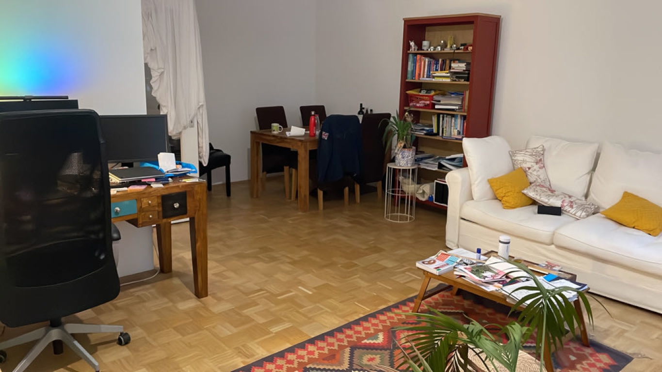 Bright 17 m² Room with Balcony in Altstadt